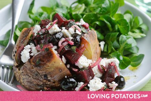 Recept: gepofte aardappel met bieten-feta-salade - een recept van LovingPotatoes.com